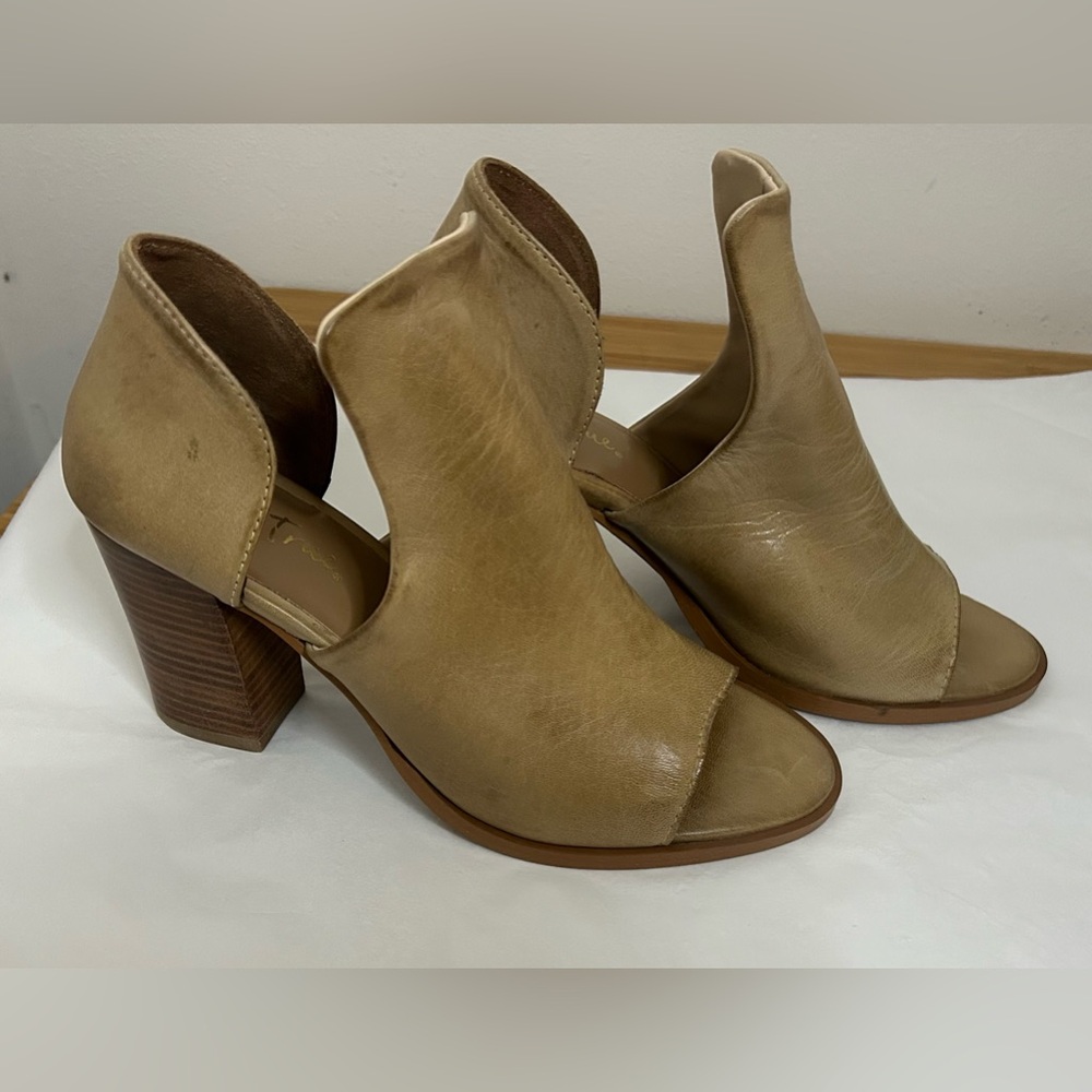 NWT DIBA TRUE SAMPLE OPEN-TOE HEELED BOOTIE SIZE 9